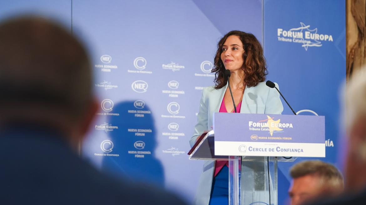 La presidente en el atril, desde el foro