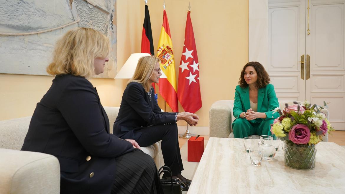 La presidenta reunida con la embajadora