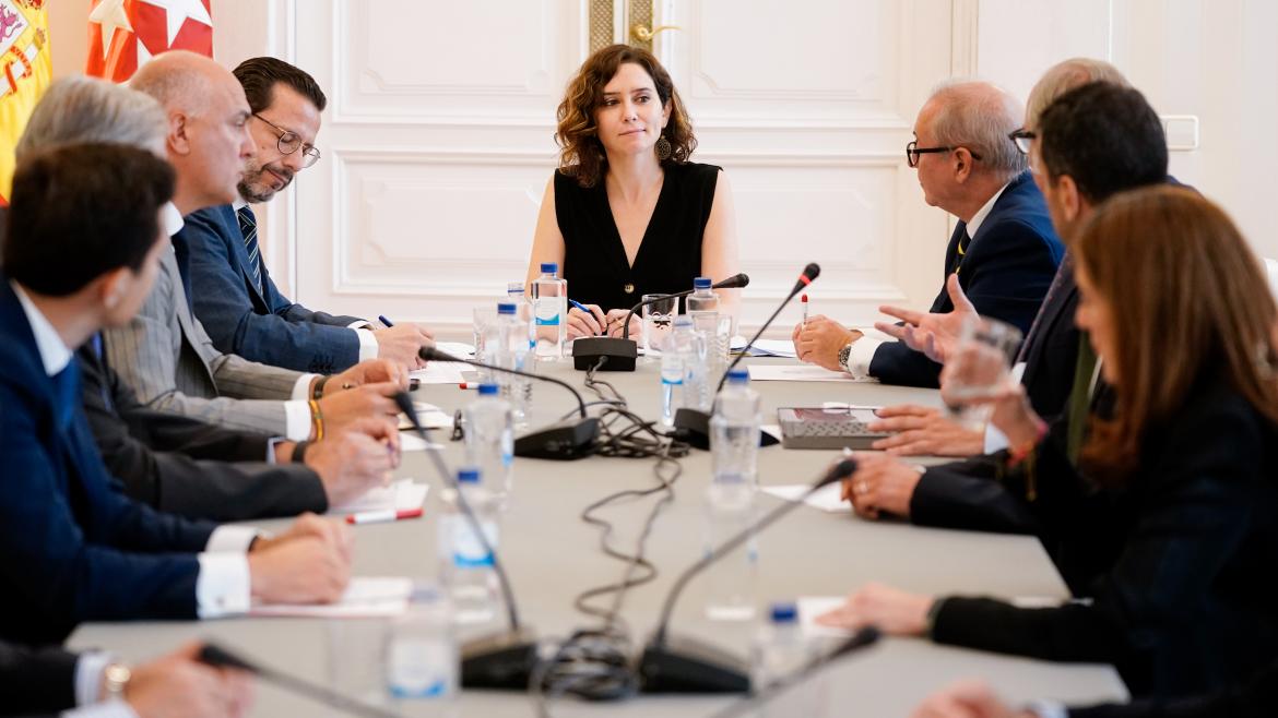 La presidenta Isabel Díaz Ayuso presiden la reunión con representantes de las principales empresas multinacionales del sector farmacéutico La presidenta y los asistentes a la reunión sentados en la mesa