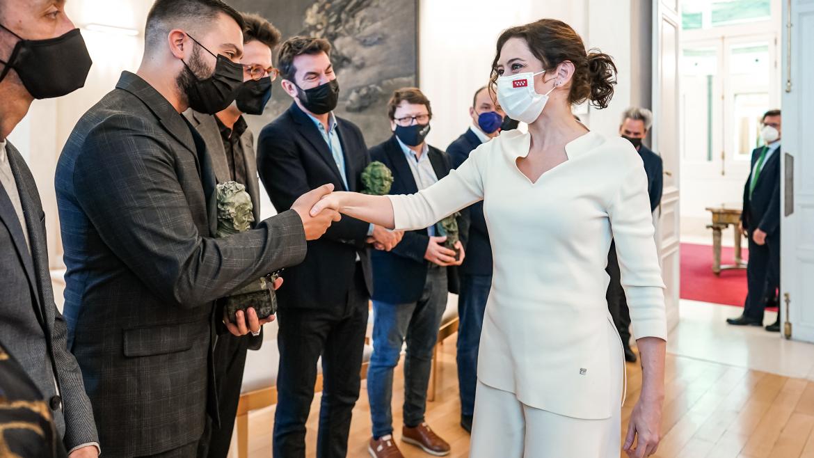 La presidenta da la mano a uno de los ganadores