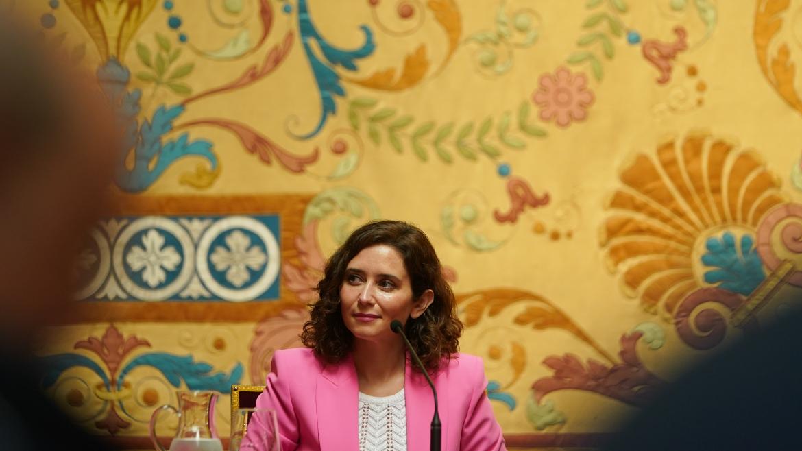 La presidenta observando durante la presentación