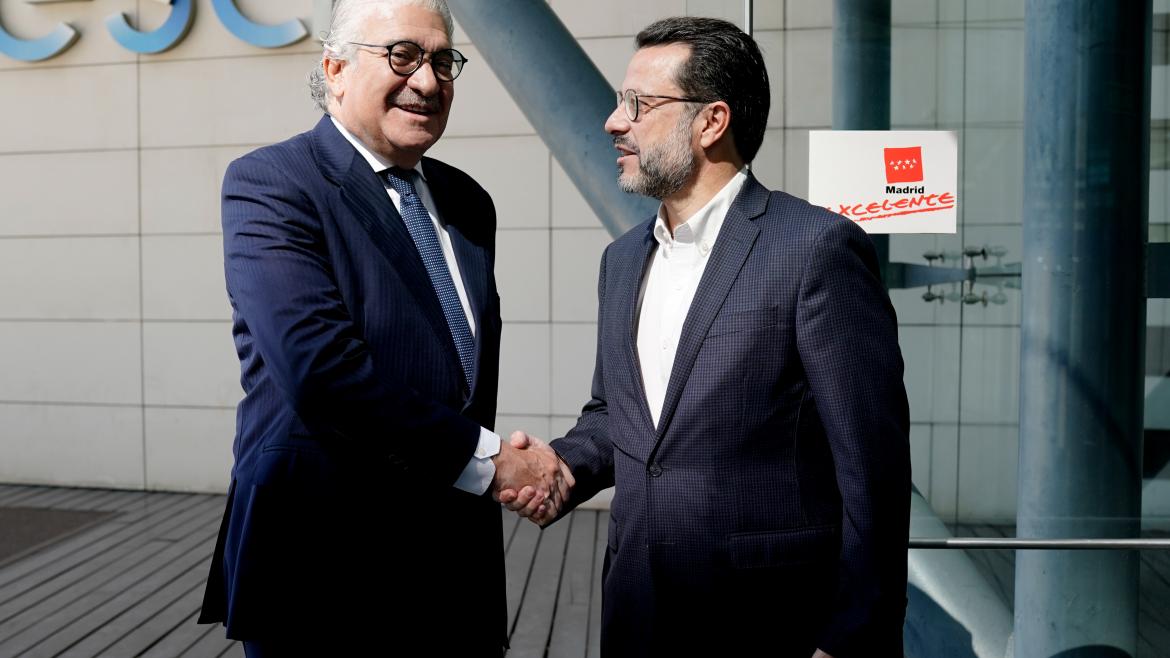 El consejero Javier Lasquetty entregando el sello a Endesa