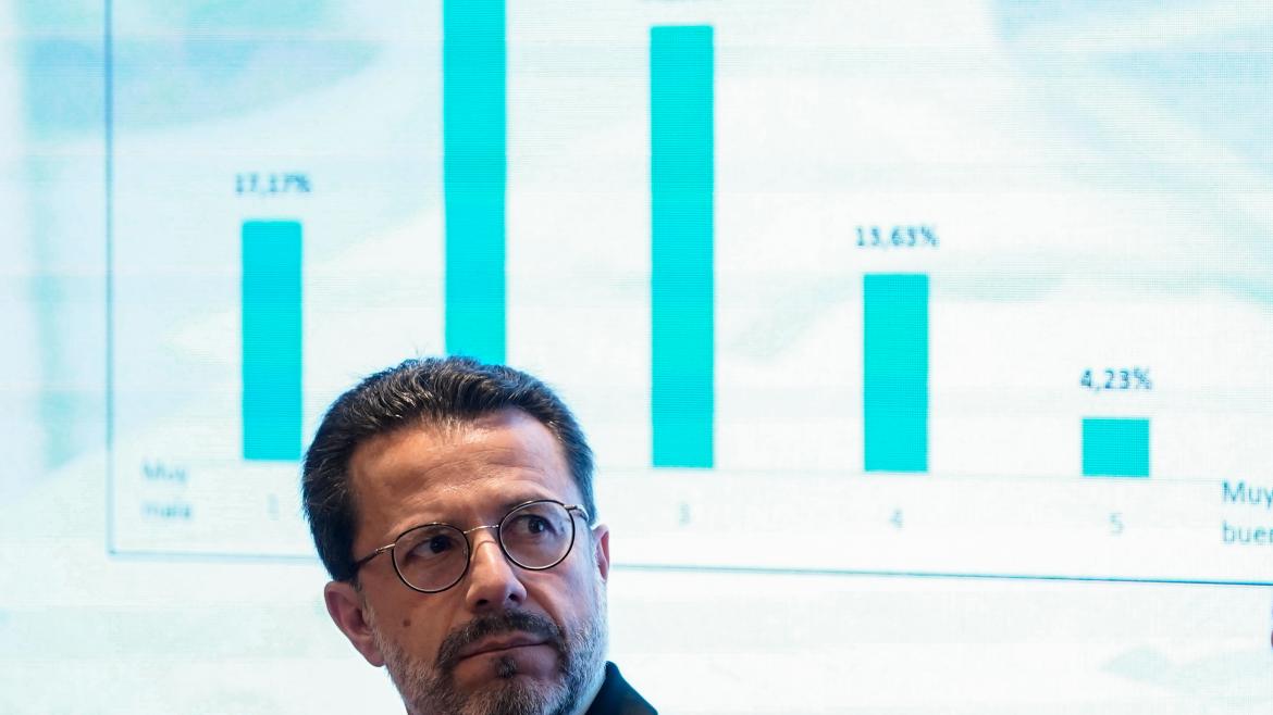 El consejero Lasquetty con una infografía detrás