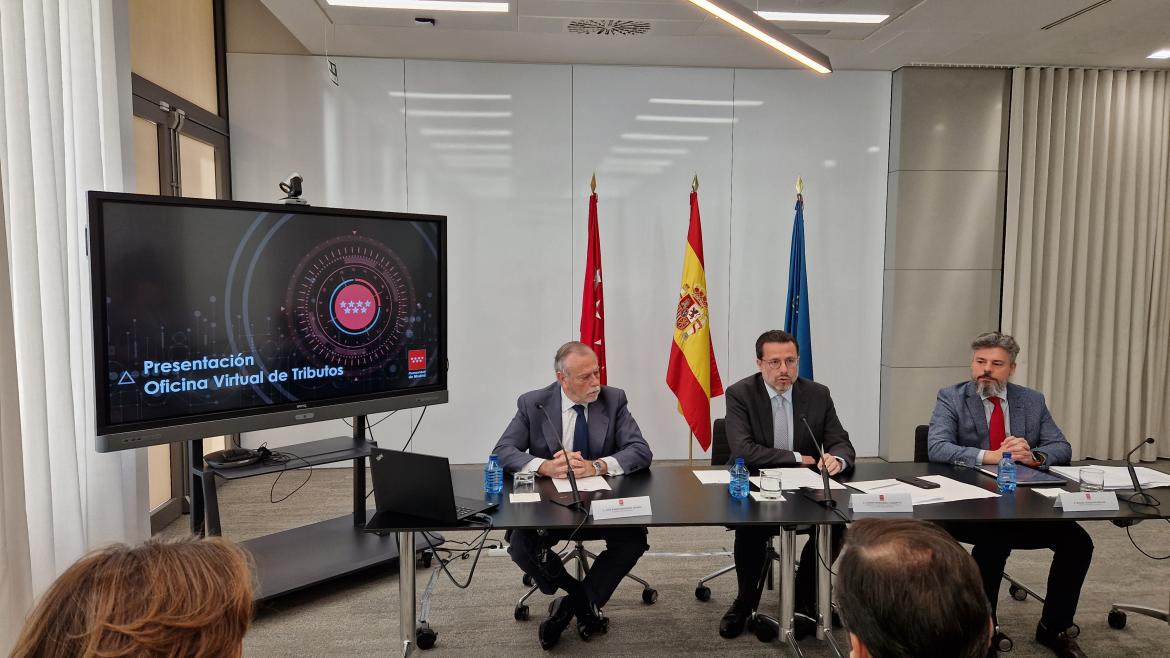 El consejero Lasquetty durante la presentación de la oficina