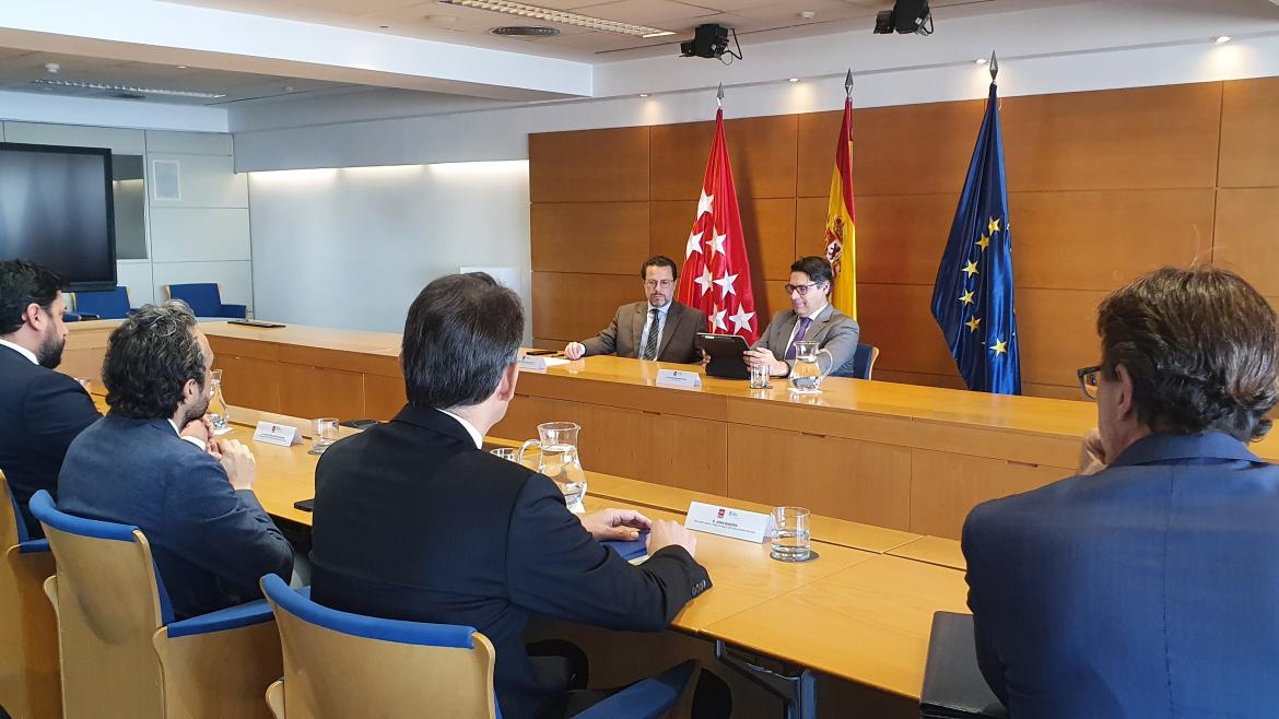 El consejero Lasquetty durante la reunión