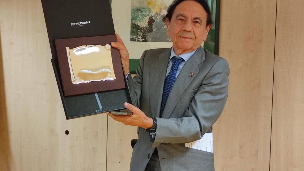 Jesús Nuñez con placa