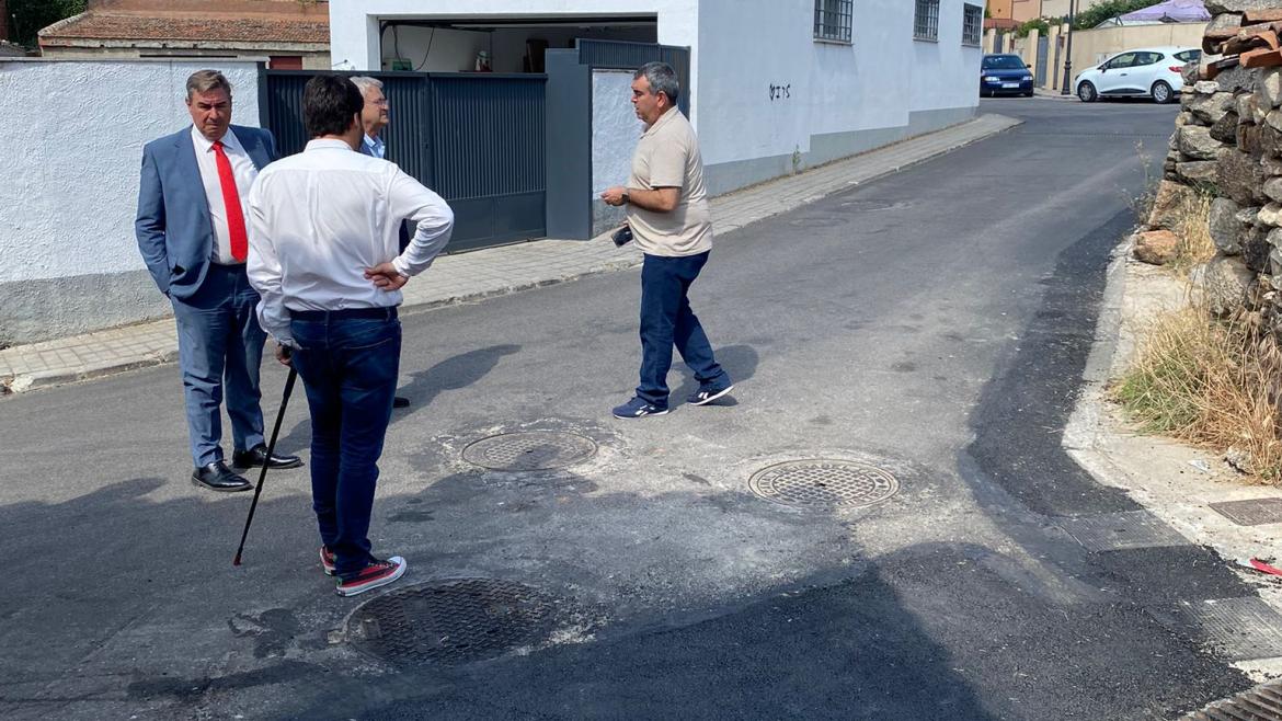 La Comunidad de Madrid invierte en la mejora del alumbrado público y el asfaltado de Bustarviejo El viceconsejero José Antonio Sánchez observa el asfaltado en Bustarviejo