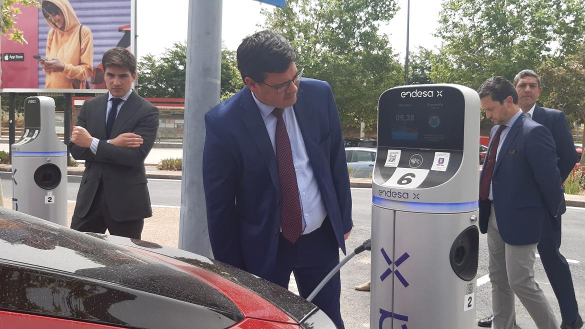 La Comunidad de Madrid recibe a una delegación de Uruguay interesada en conocer la electrolinera de Pozuelo de Alarcón El viceconsejero José Antonio Sánchez recibe a representantes del Ministerio de Industria, Energía y Minas de Uruguay