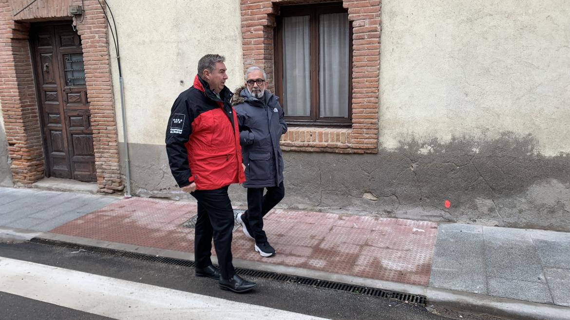 El viceconsejero caminando por la acera