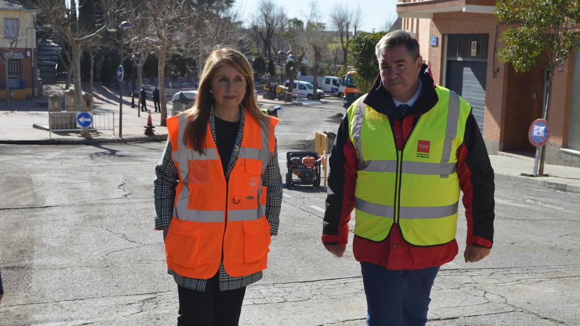 La Comunidad de Madrid financia una operación asfalto en Moraleja de Enmedio para mejorar la seguridad en sus vías urbanas El viceconsejero caminando por la Moraleja