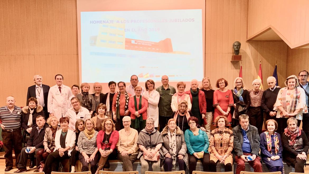 Profesionales del Hospital Universitraio de Móstoles que se han jubilado a lo largo de 2019, junto al equipo directivo