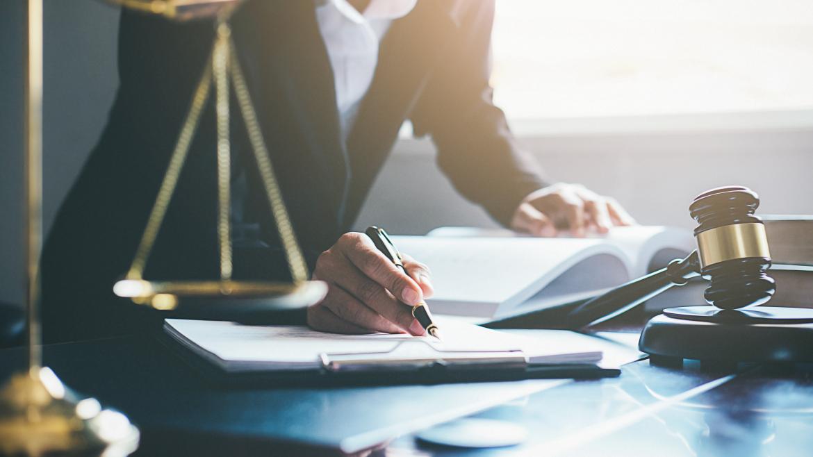Una mujer trabaja en un caso judicial