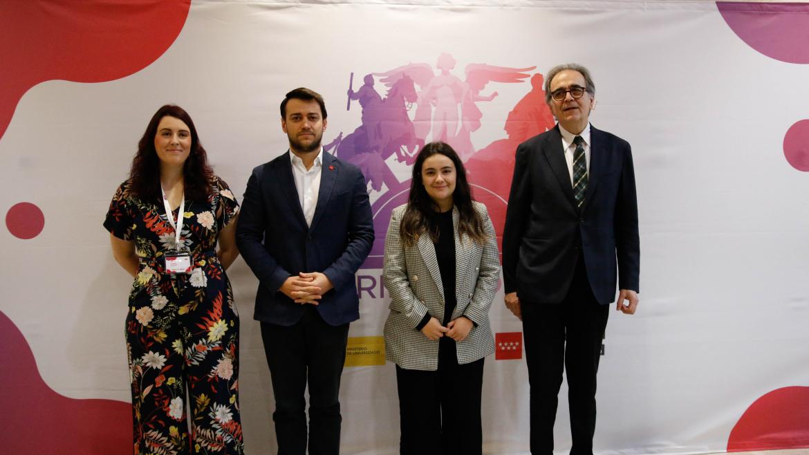 El director de Juventud con otros participantes