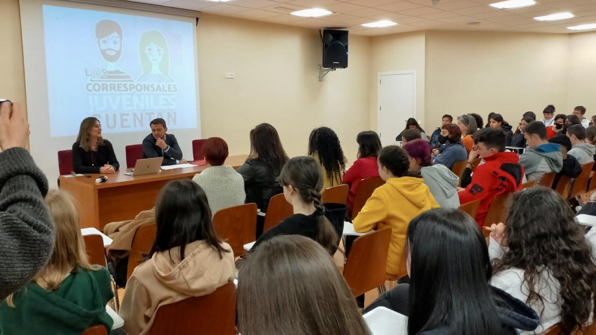 El director general de Juventud y otra exponente durante el acto en el escritorio