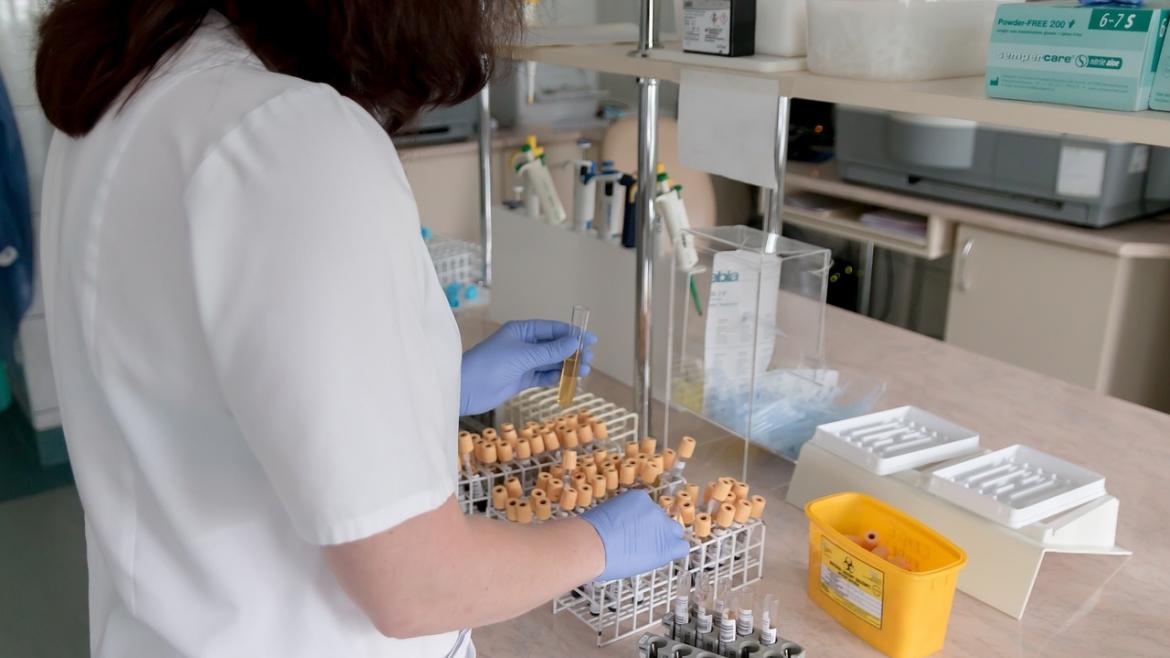 laboratorio Una mujder trabaja en un laboratorio de análisis