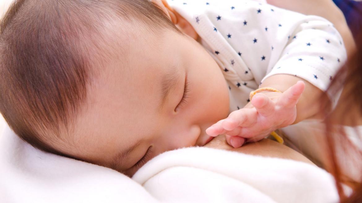 Bebé amamantado por su madre