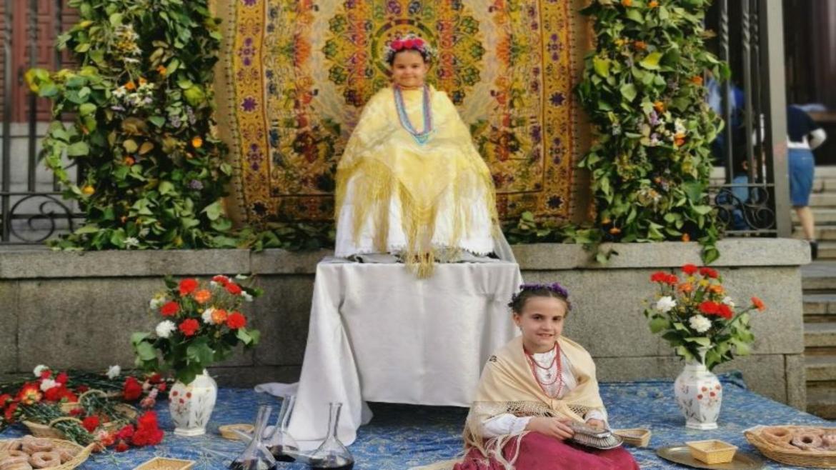 La Comunidad de Madrid declara Bien de Interés Cultural la Fiesta de las Mayas de Colmenar Viejo, El Molar, Leganés y Lavapiés Unas niñas posan para la foto en las fiestas