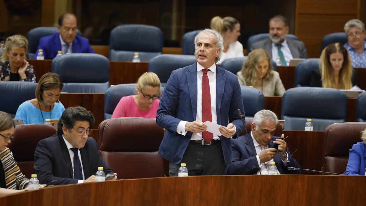 El consejero Enrique Ruiz Escudero durante su intervención 