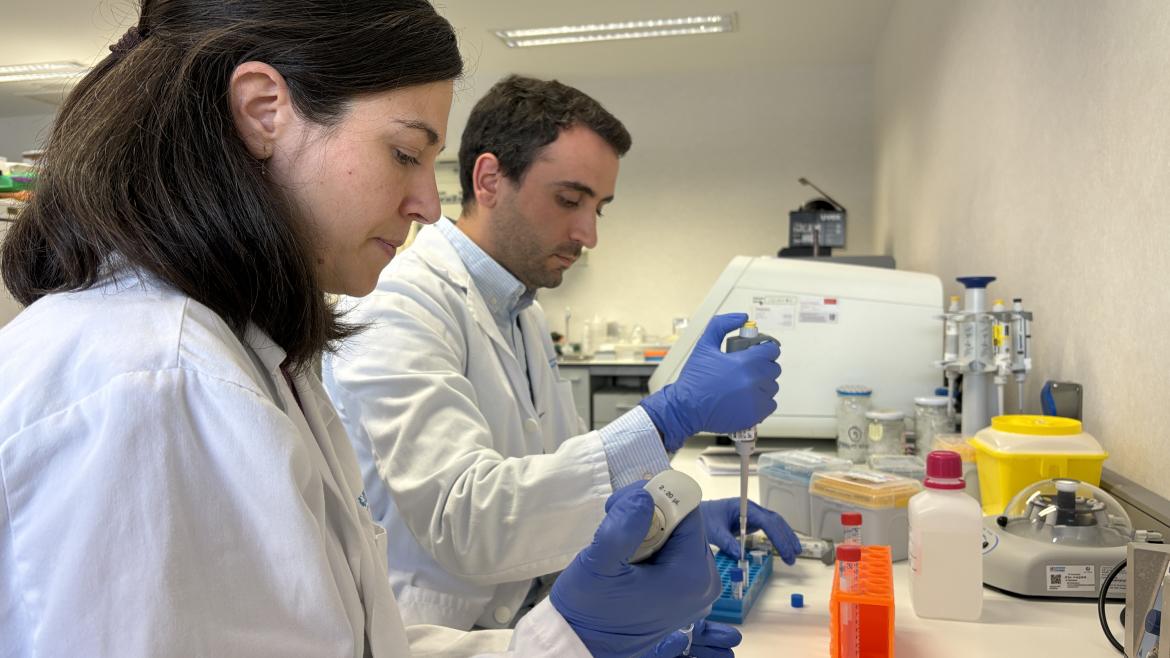 Una investigadora y un investigador pipeteando en su laboratorio