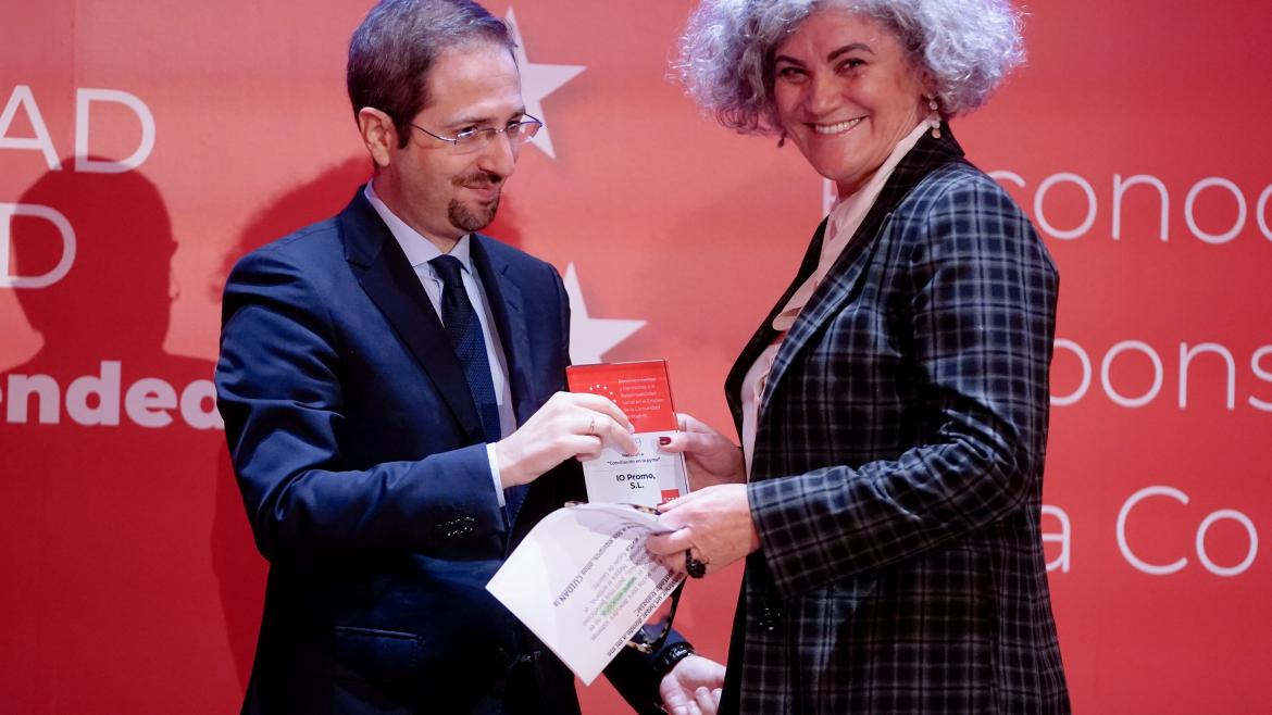 El viceconsejero recibiendo el premio