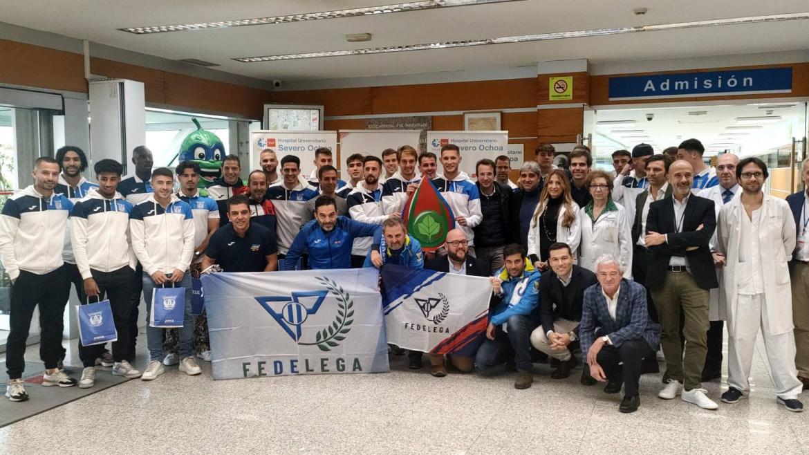 Foto de familia de los colaboradores del Maratón de Donación de Sangre 2023 en el Hospital Severo Ochoa