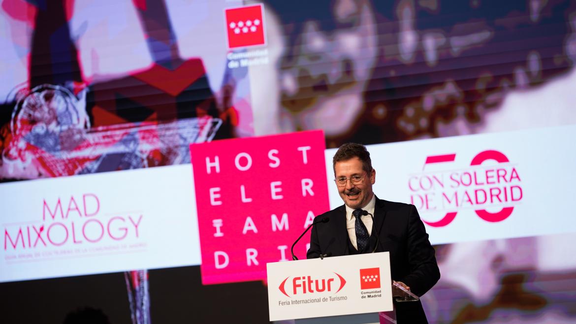 La Comunidad de Madrid presenta en FITUR dos guías para promocionar sus restaurantes con solera y reconocidas coctelerías El consejero durante la presentación