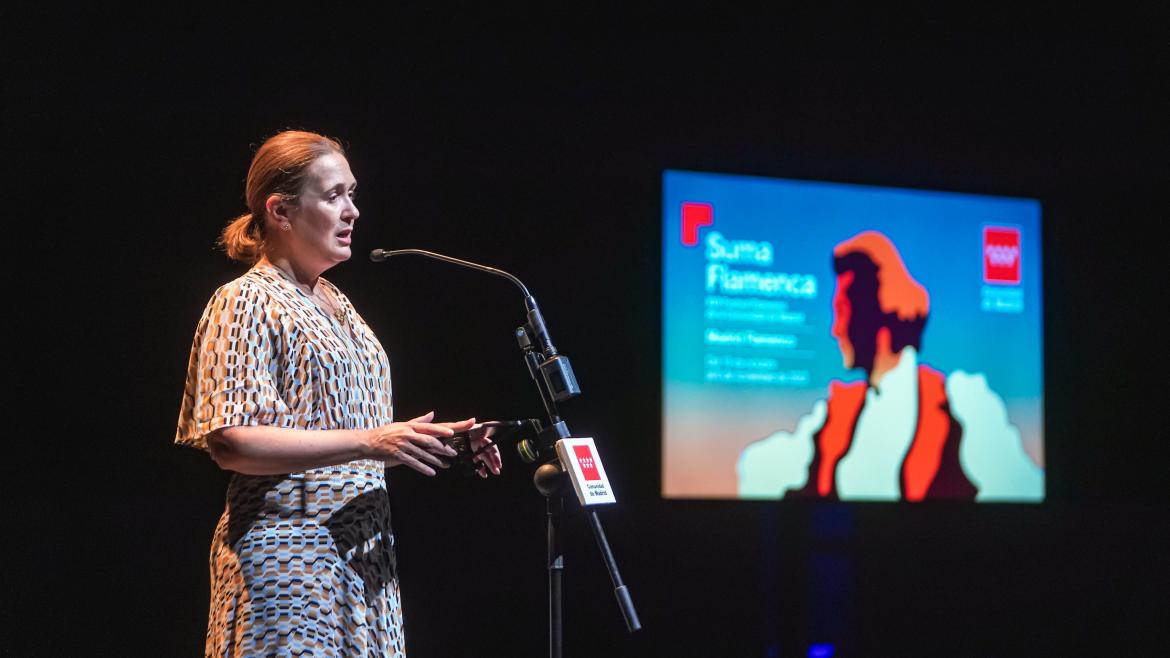 La Comunidad dedica la 17ª edición del Festival Suma Flamenca a Madrid, epicentro histórico del arte jondo La consejera Marta Rivera presentando el festival con el cartel detrás