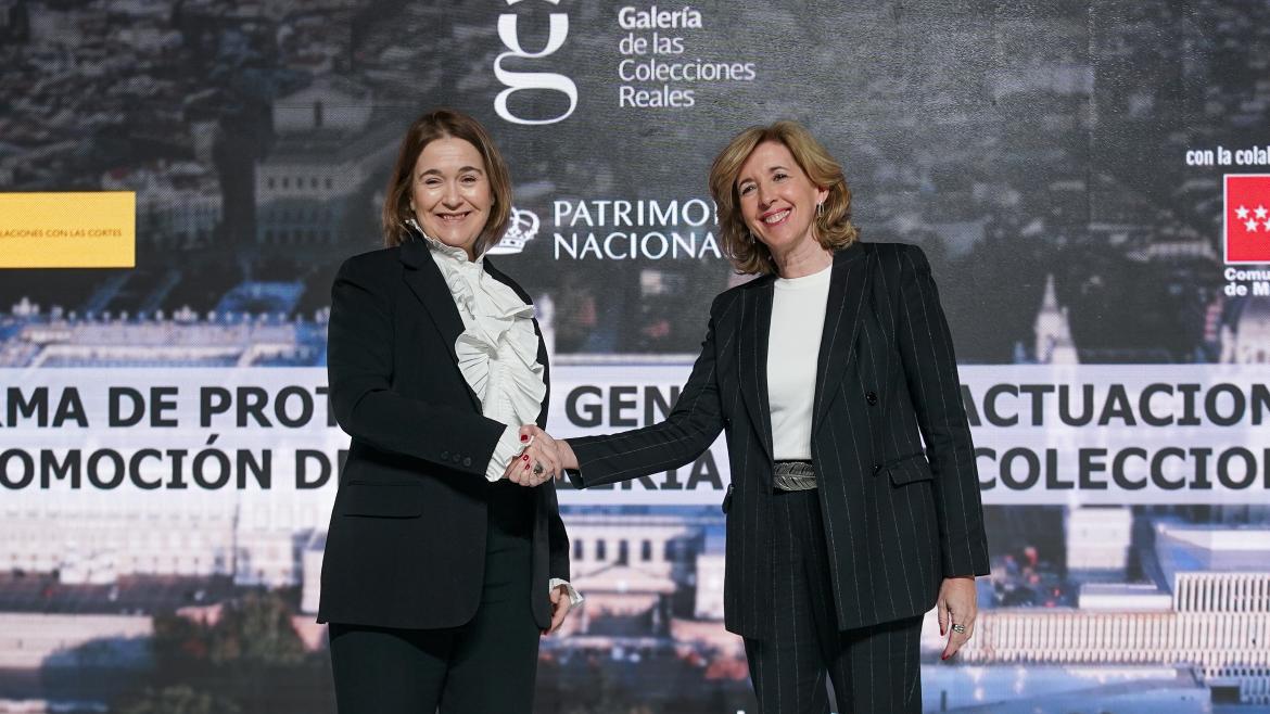 La consejera saludando durante la promoción de la Galería de las Colecciones Reales