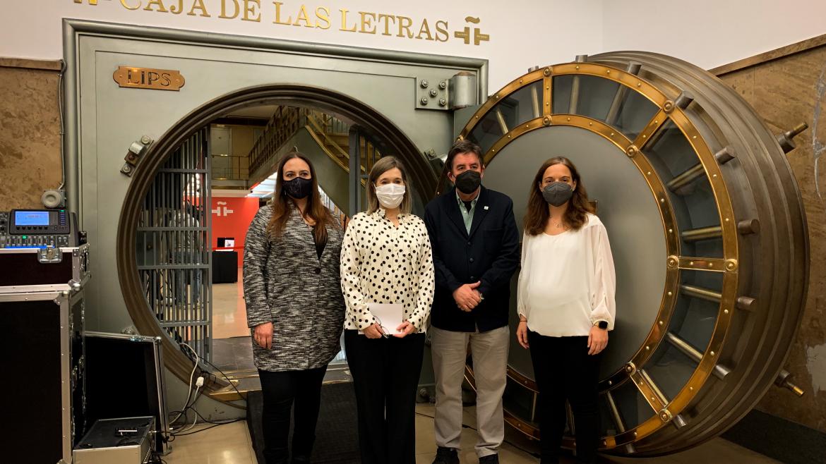 La consejera en una foto con el director del Instituto Cervantes de Madrid y dos familiares del poeta 