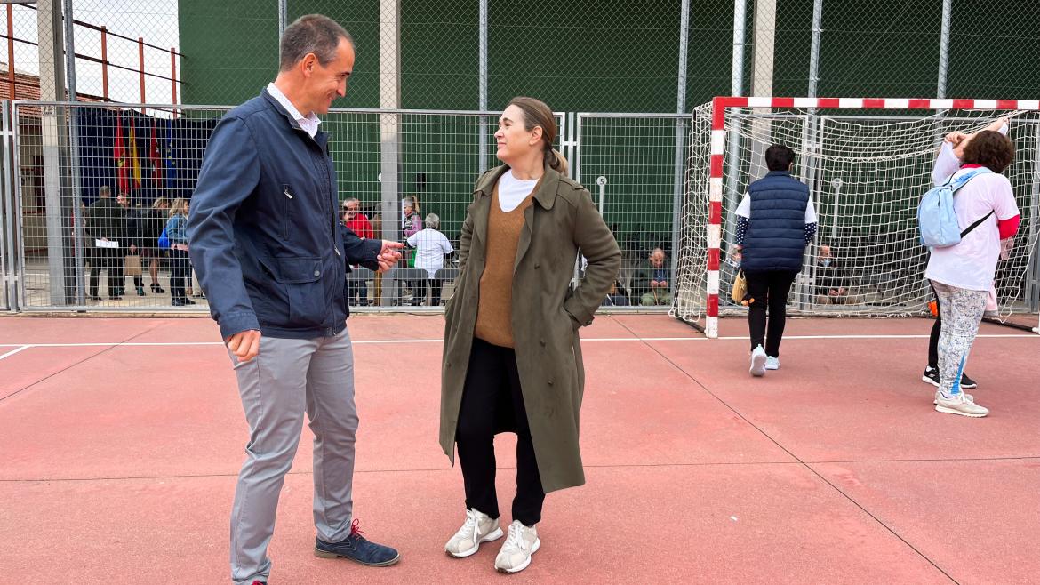 La consejera Marta Rivera conversando en uno de los patios deportivos
