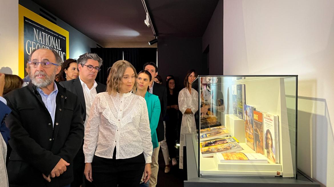La consejera Marta Rivera caminando en la exposición