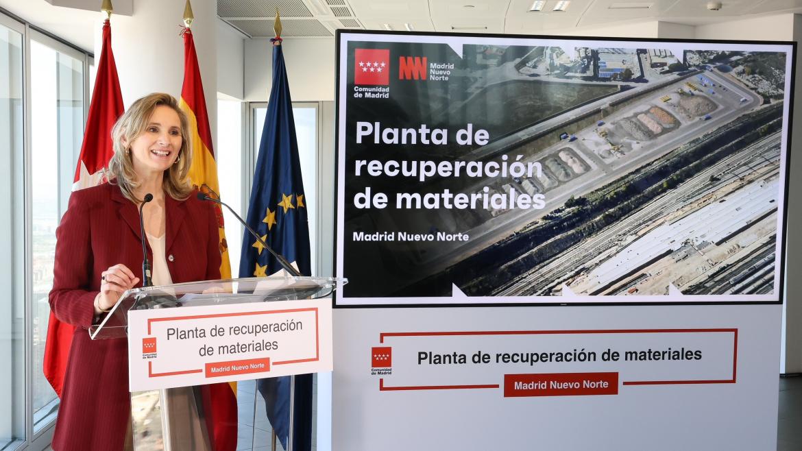 La consejera Paloma Martín presentando la planta de reciclaje