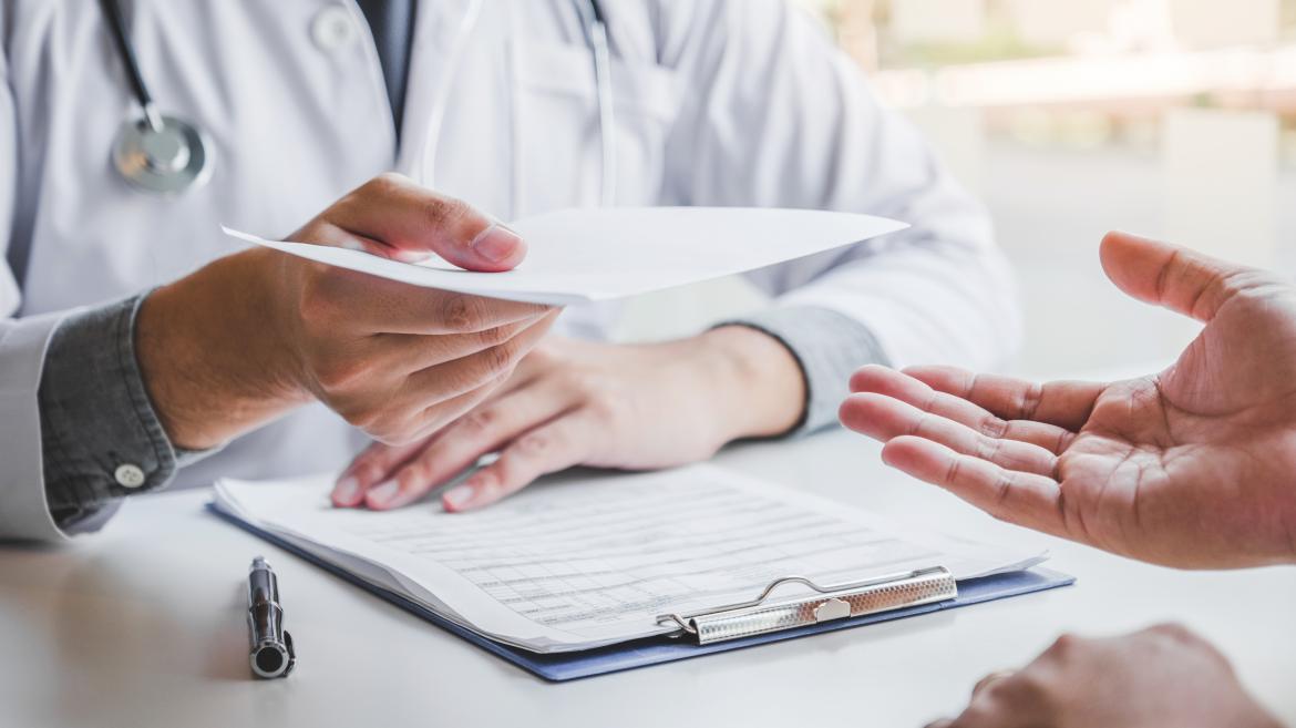 La Comunidad de Madrid prestará asistencia sanitaria a 28 niños de Ucrania que necesitan tratamiento oncológico Las manos de una doctora y de un padre conversando