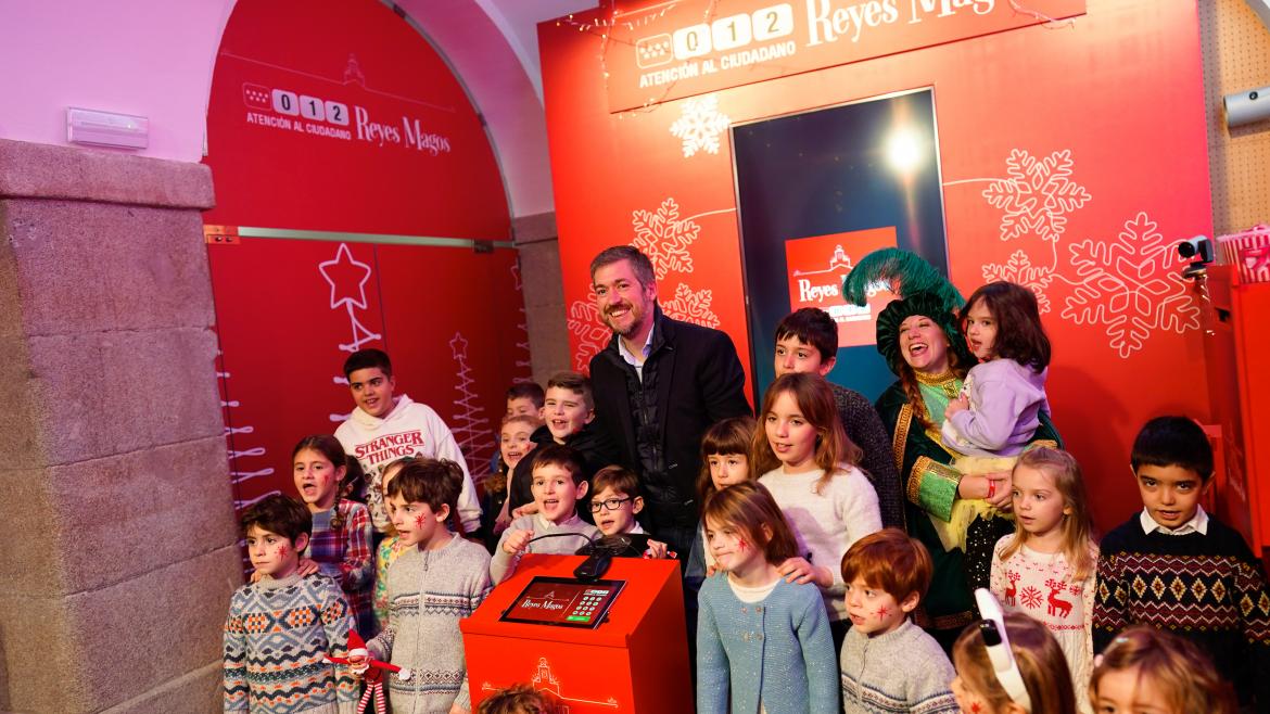 La Comunidad de Madrid habilita el servicio 012 Reyes Magos para que los niños puedan hablar con un Paje Real y pedir sus regalos a Sus Majestades El consejero con los niños