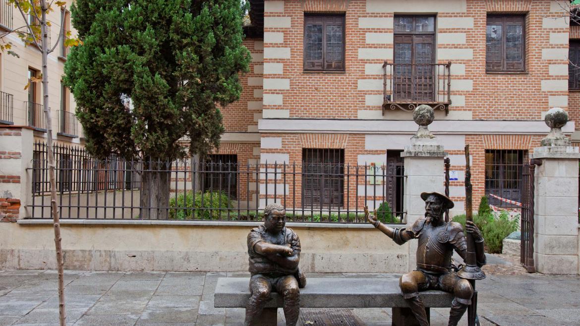El banco de entrada con la estatua de El Quijote a las puertas de la Casa Museo