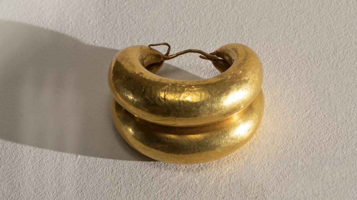 Un pendiente de oro de la civilización