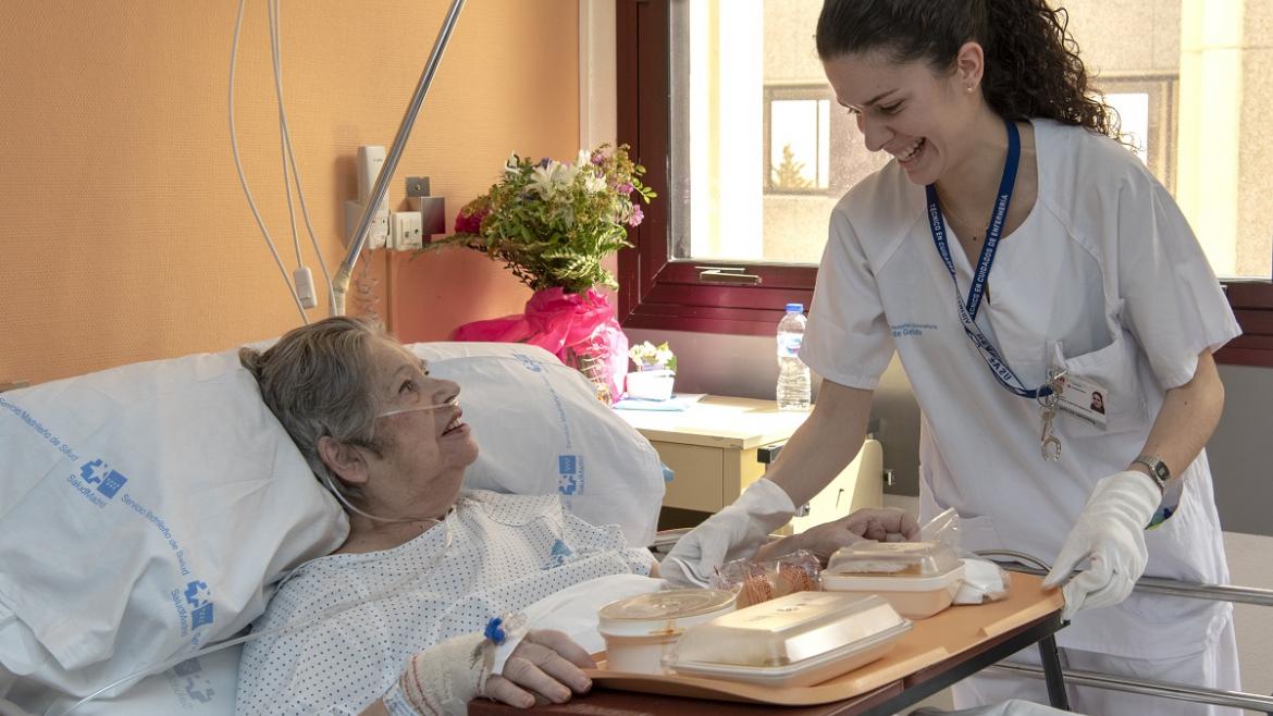 paciente toma menú en habitación Hospital de Getafe