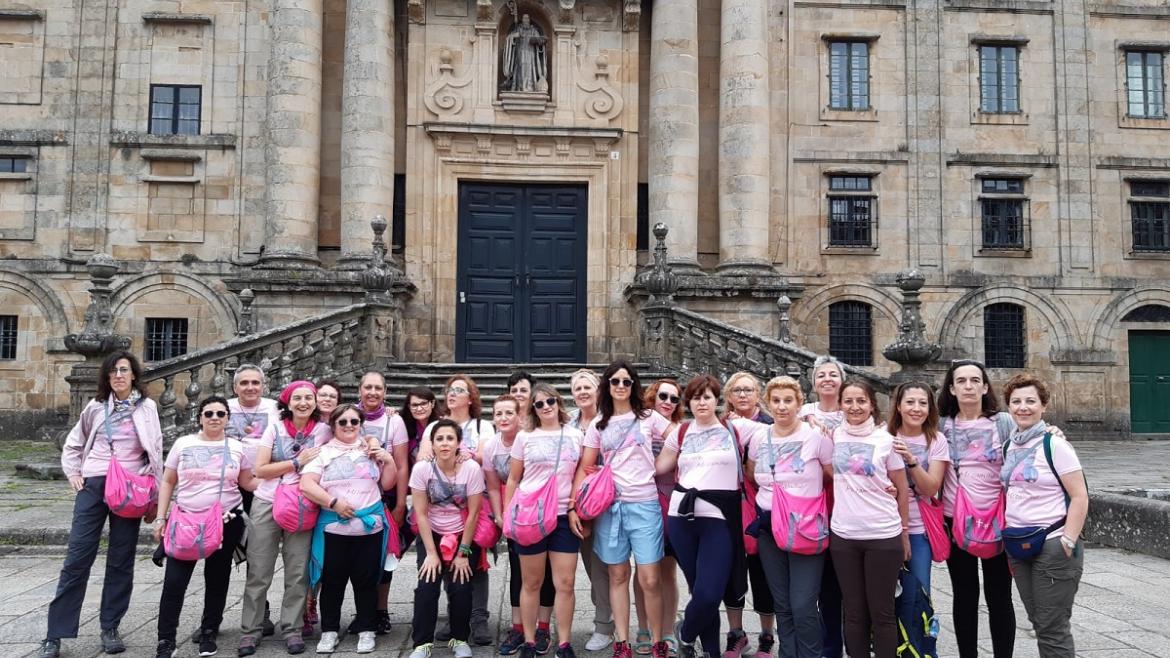 Las peregrinas en la Catedral de Santiago La expedición al final del Camino