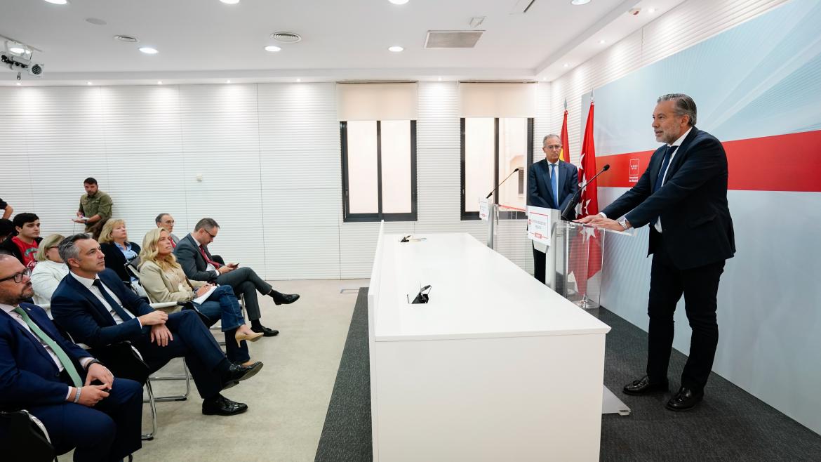 La Comunidad de Madrid estrena protocolos en colegios e institutos para prevenir sobre las bandas juveniles violentas y las drogas El vicepresidente observa al consejero mientras este habla