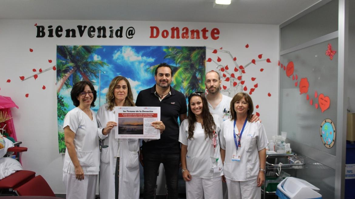 Profesionales de Banco de Sangre y el autor de la exposición