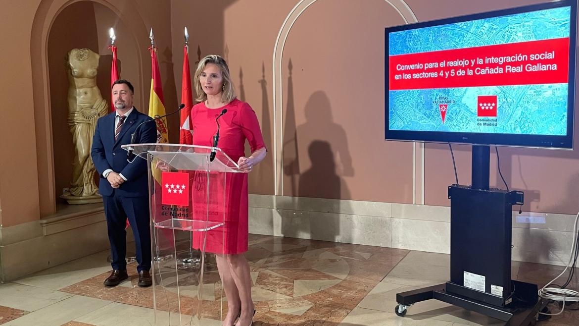 La Comunidad de Madrid invertirá 1,2 millones de euros en los próximos dos años para el realojo de familias de la Cañada Real a su paso por Rivas La consejera Paloma Martín exponiendo sus argumentos en el encuentro