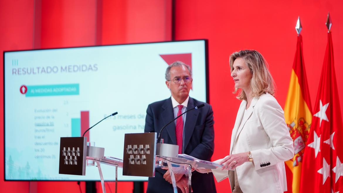 La consejera Paloma Martín junto al vicepresidente Enrique Ossorio durante la rueda de prensa