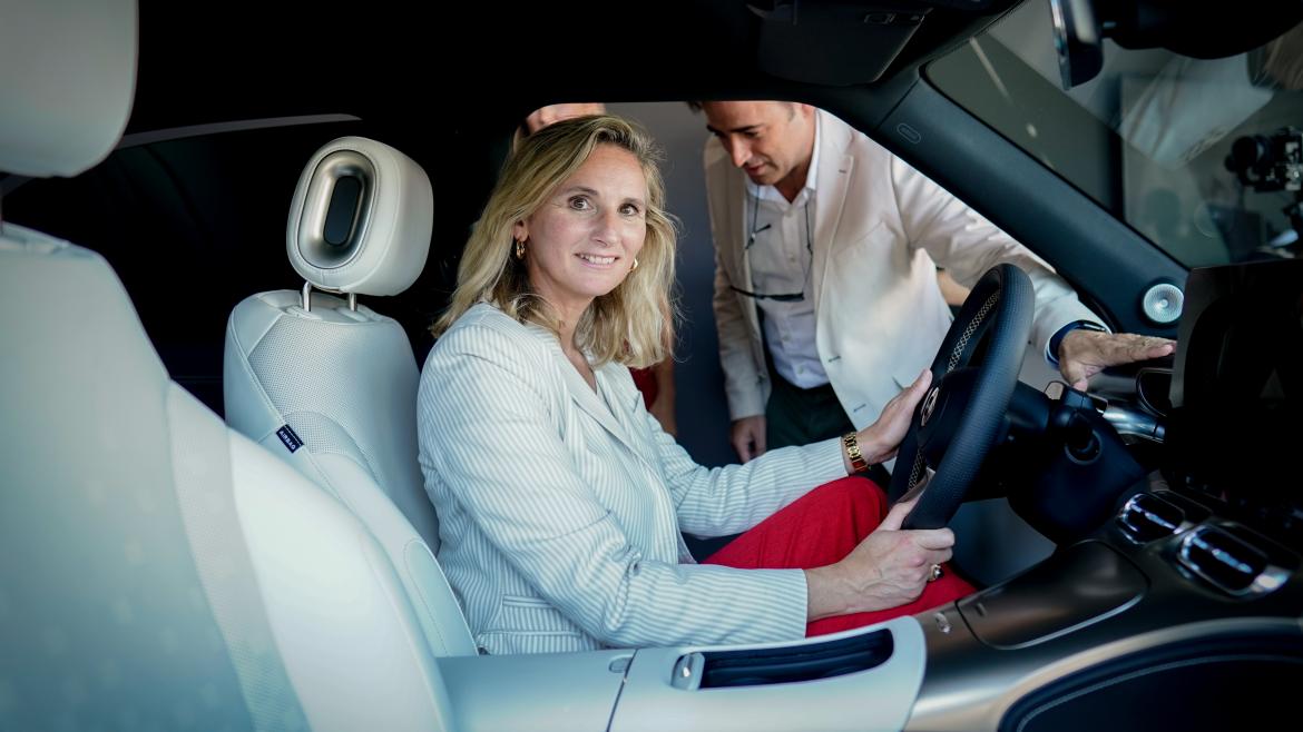 La Comunidad de Madrid ha concedido en dos años ayudas para achatarrar más de 400 automóviles antiguos La consejera Paloma Martín dentro de un coche