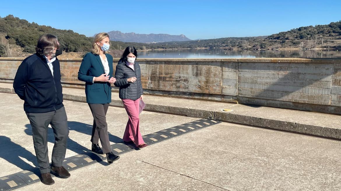 La consejera de Medio Ambiente, Paloma Martín, visita la presa de Pedrezuela La consejera camina por los alrededores de la presa