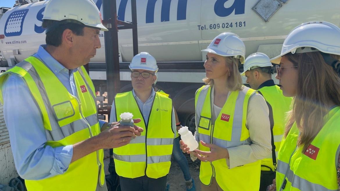 La consejera Paloma Martín conversa con responsables de la recolección de residuos