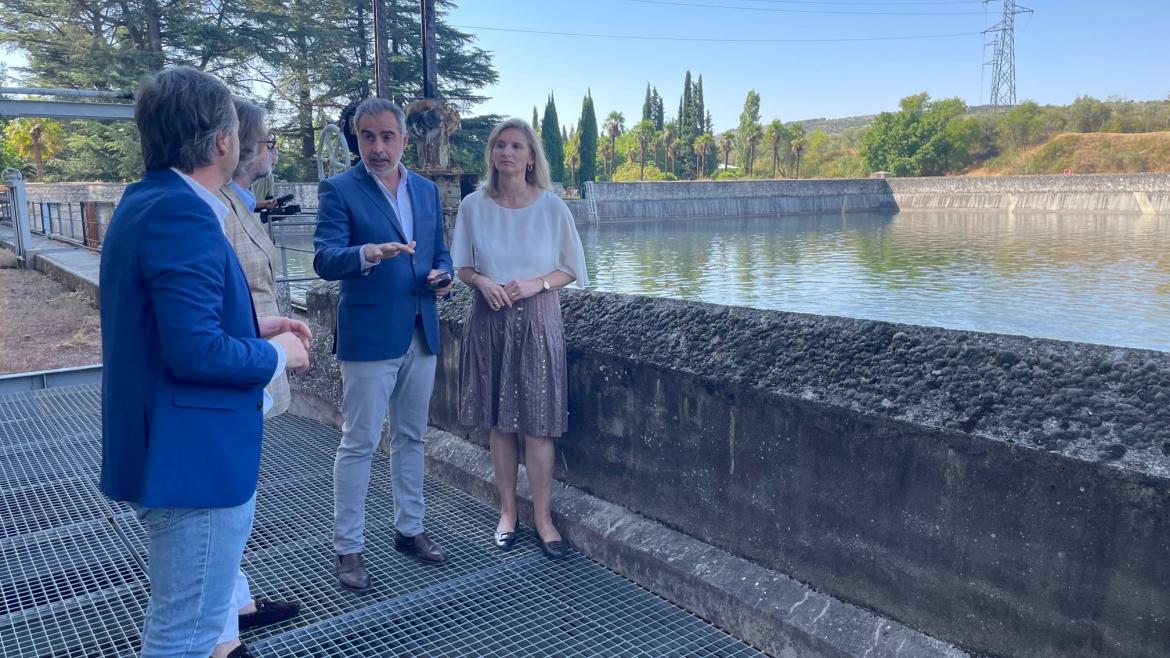 La consejera Paloma Martín conversa en su visita delante del lago
