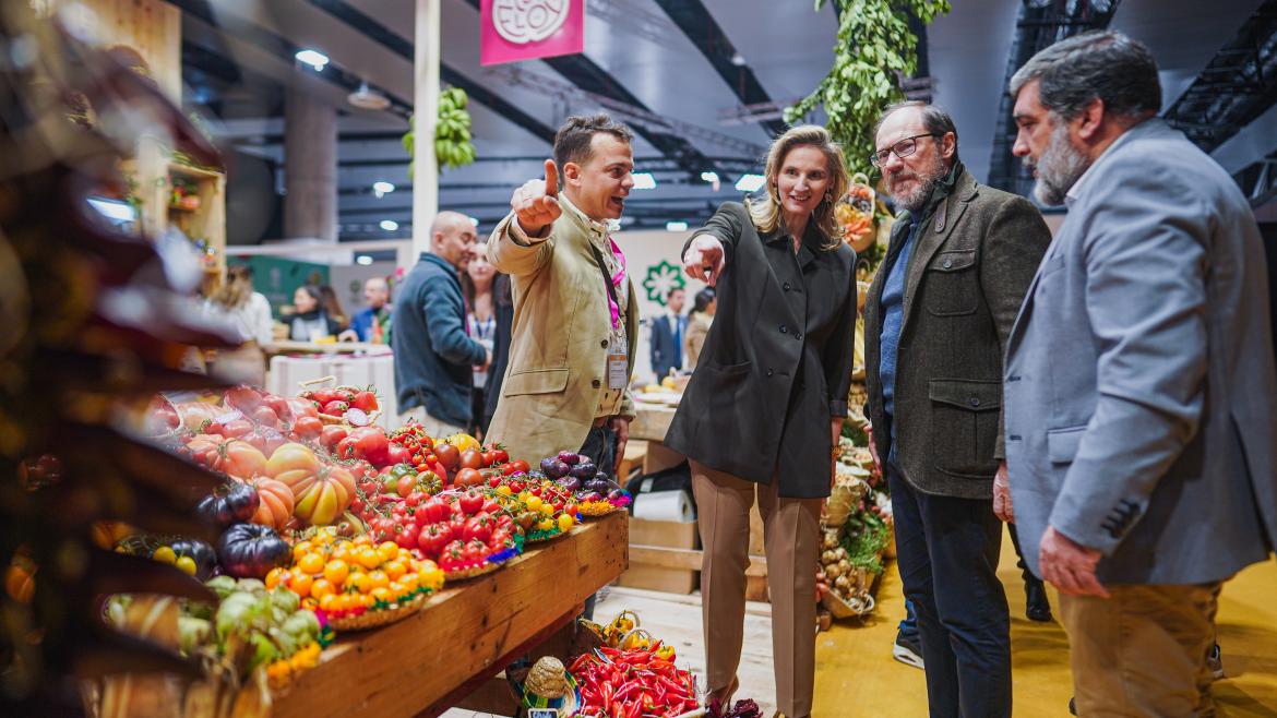 La Comunidad de Madrid nombra a Juan Pozuelo nuevo embajador de la Marca de Garantía de los Alimentos M Producto Certificado La consejera Paloma Martín observa las hortalizas