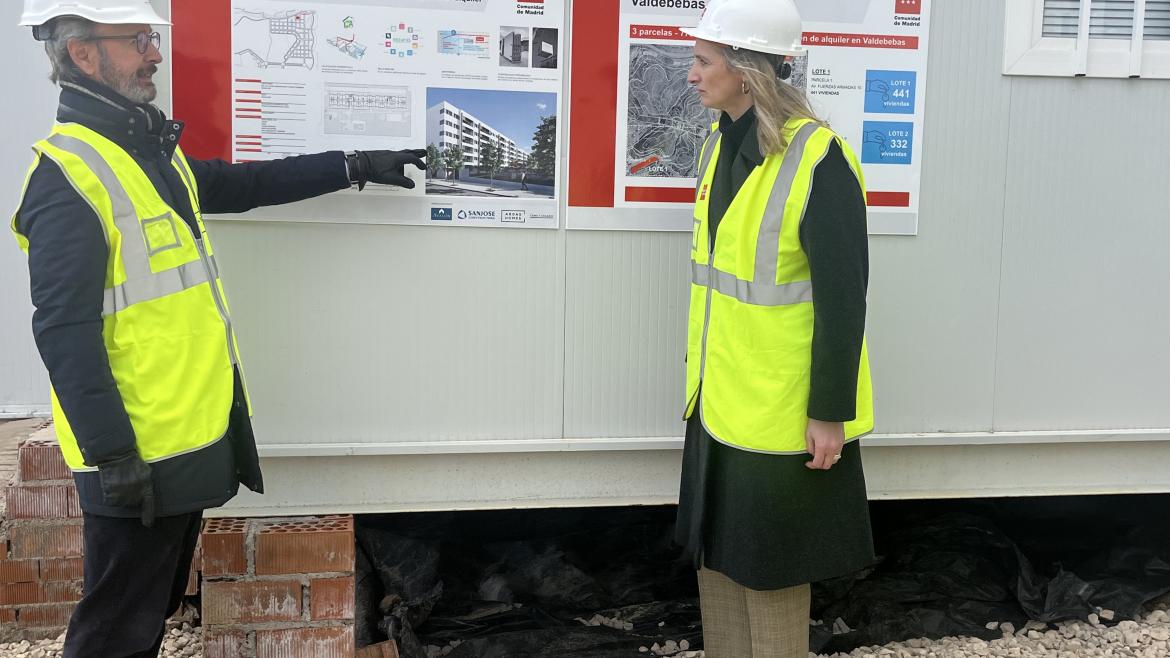 La Comunidad de Madrid construye cerca de 800 viviendas para su alquiler asequible en la capital La consejera Paloma Martín estudia los planos de la obra