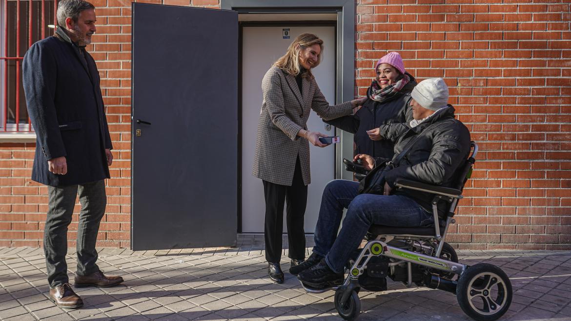 La Comunidad de Madrid entrega el primer local comercial público adaptado como vivienda social para personas con movilidad reducida La consejera Paloma Martín saluda a dos de las personas que van a vivir en el espacio