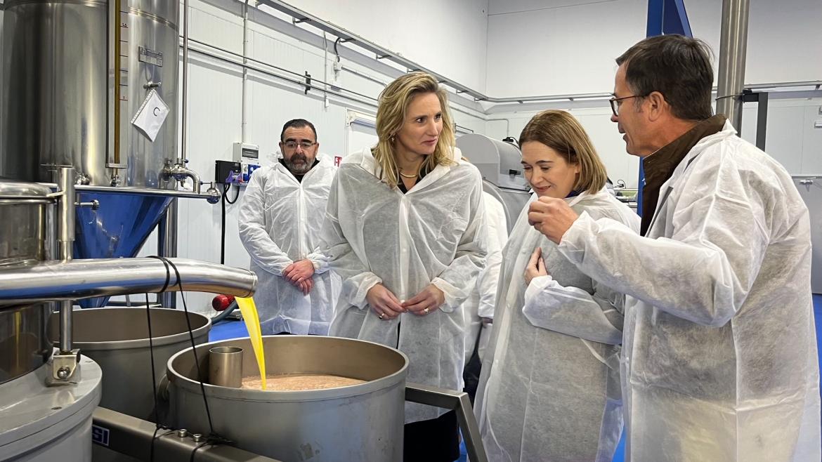 Las consejeras probando el alimento